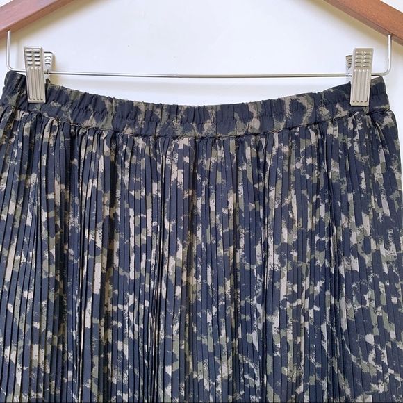 3/$30 H&M Pleated Mini - Picture 2 of 5